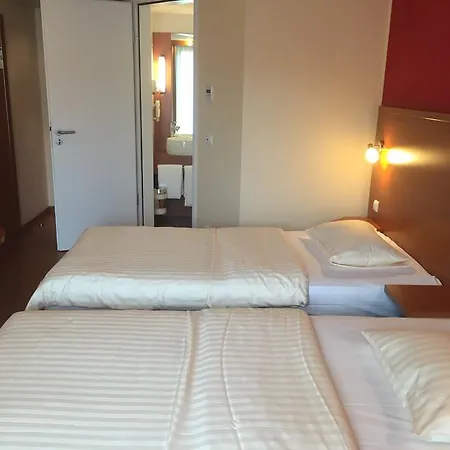 Отель Premier Frankfurt Europaviertel 3*